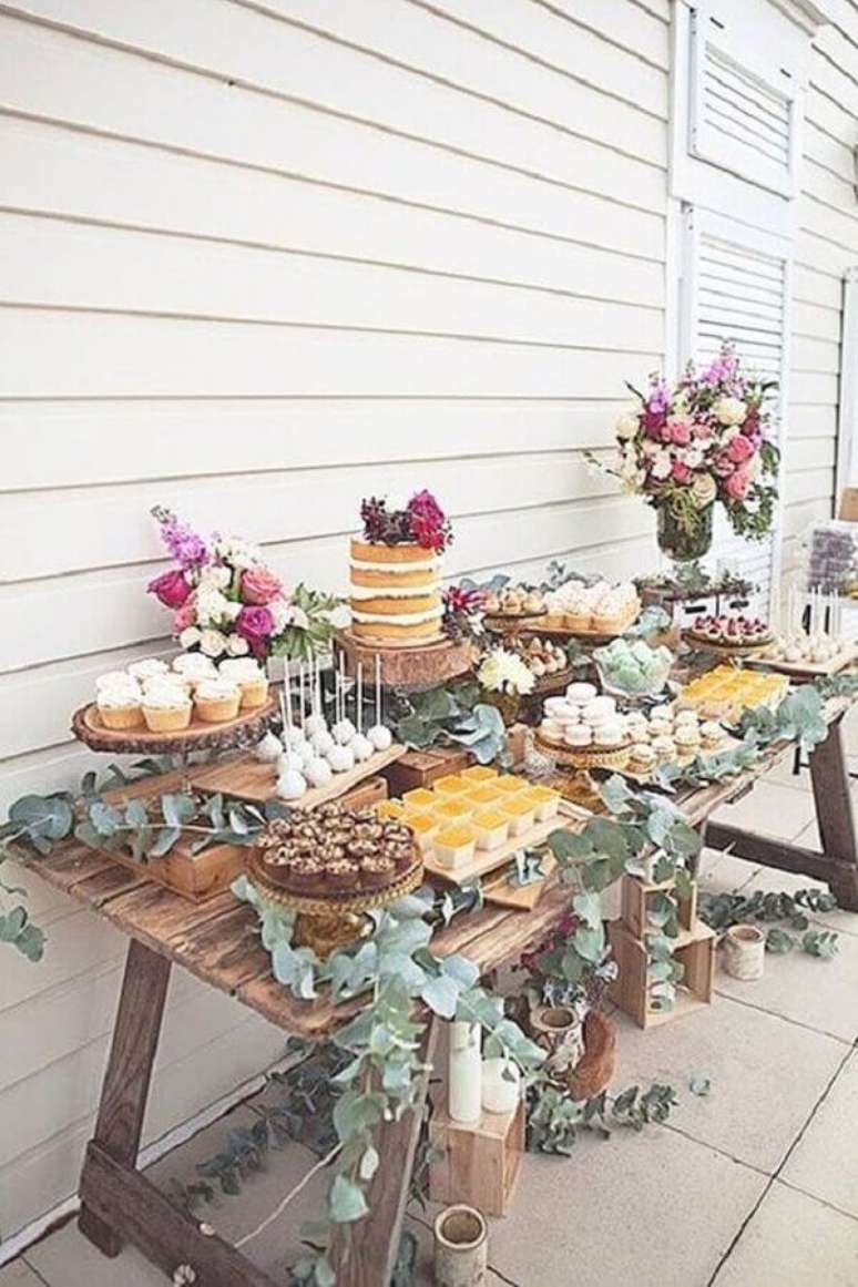 39. Ideia de decoração para festa de aniversário de casamento simples e rústico com flores coloridas e folhagens – Foto: Wedding Forward