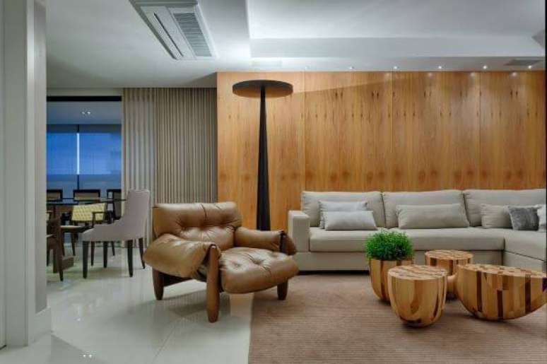 32. Decoração de sala de estar com painel de madeira – Projeto: Jaqueline Frauches