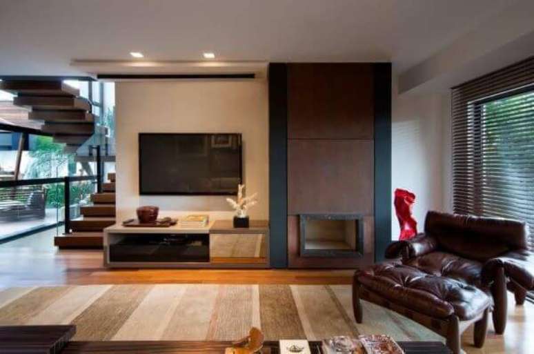 33. Decoração de sala de estar com poltrona mole próximo a lareira – Projeto: Elmo Arquitetura