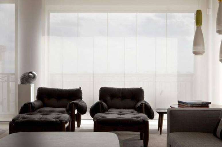 36. Decoração de sala de estar com poltrona mole e luminária – Projeto: Amc Arquitetura