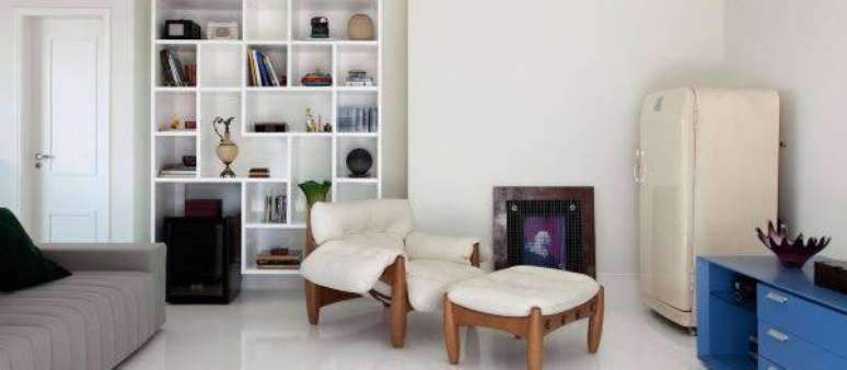 37. Decoração de sala de estar com poltrona mole branca – Projeto: Olegario Desa