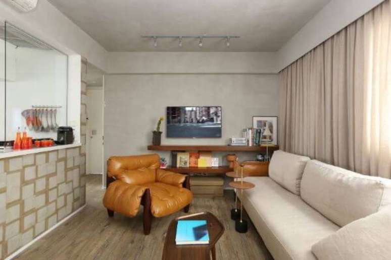 40. Decoração de sala de estar com poltrona mole e sofá claro – Projeto: Mab 3 Arquitetura