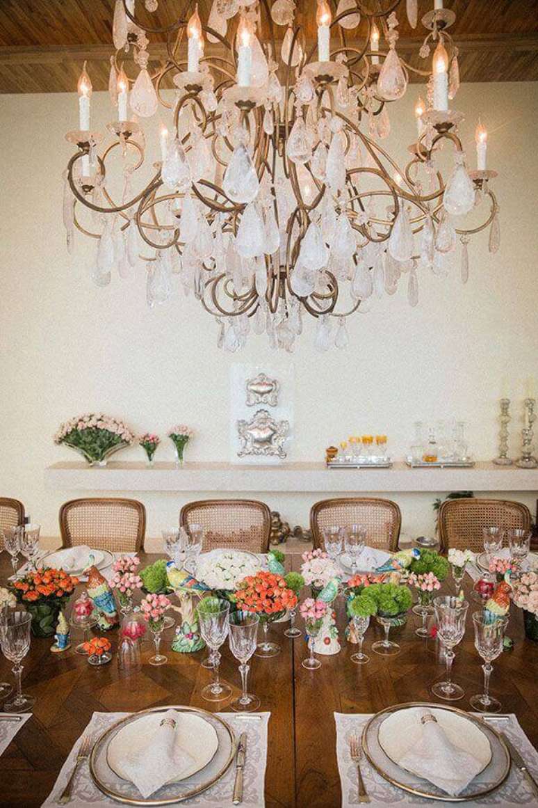 48. Decoração de festa de aniversário de casamento simples com arranjo de flores coloridas – Foto: Pinterest