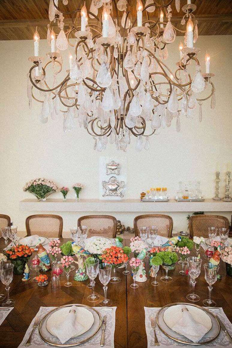 48. Decora&ccedil;&atilde;o de festa de anivers&aacute;rio de casamento simples com arranjo de flores coloridas &ndash; Foto: Pinterest