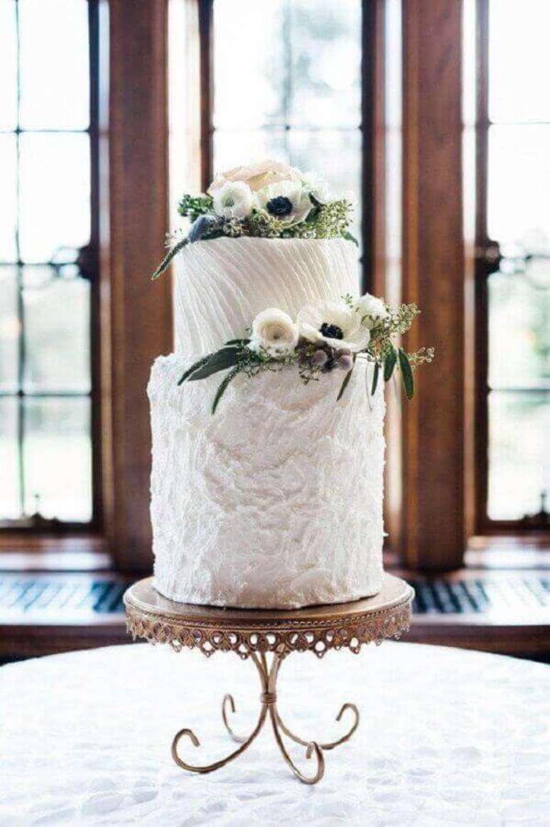 49. Ideia de bolo de aniversário de casamento decorado com flores – Foto: Opulent Treasures