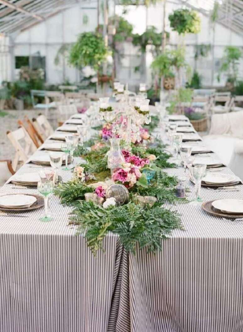 51. Invista em um belo arranjo de flores para decorar a mesa de aniversário de casamento simples – Foto: HappyWedd