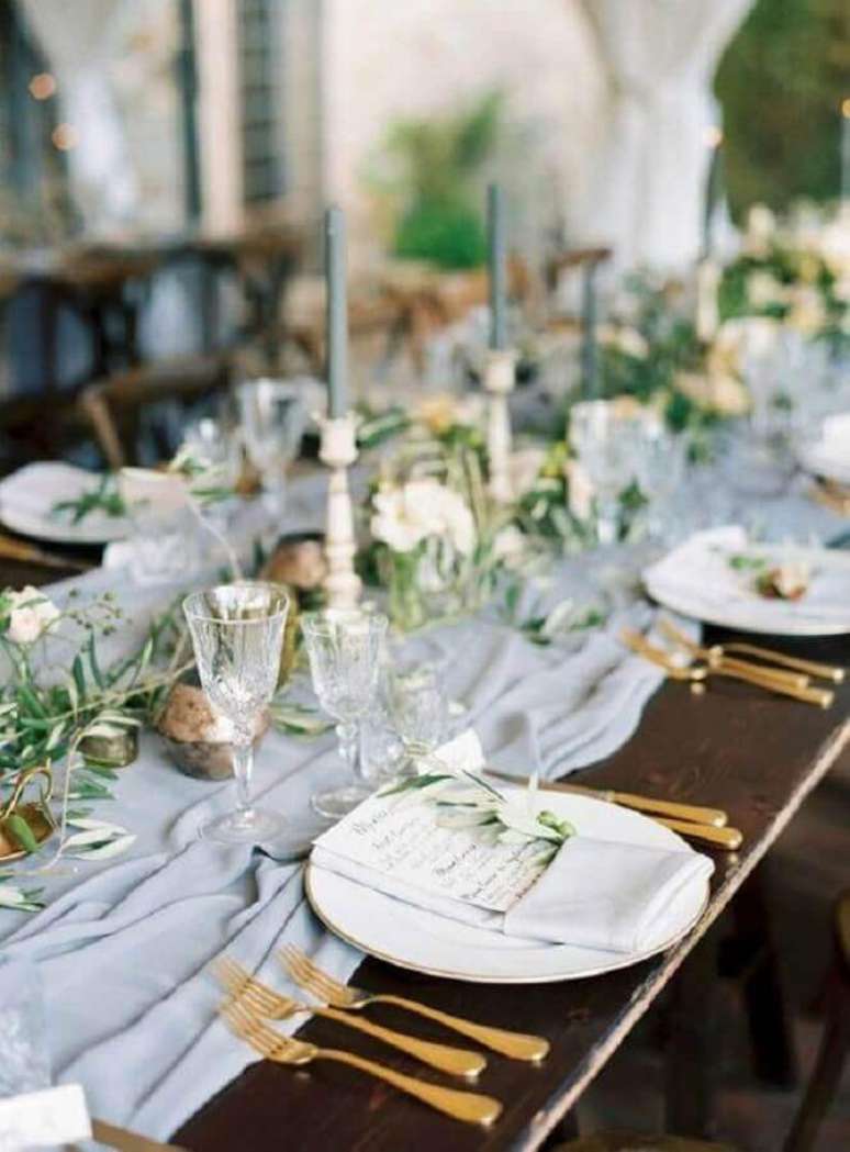 55. Mesa de anivers&aacute;rio de casamento simples decorada com pequenos arranjos de flores e talheres dourados &ndash; Foto: Alluring Designs