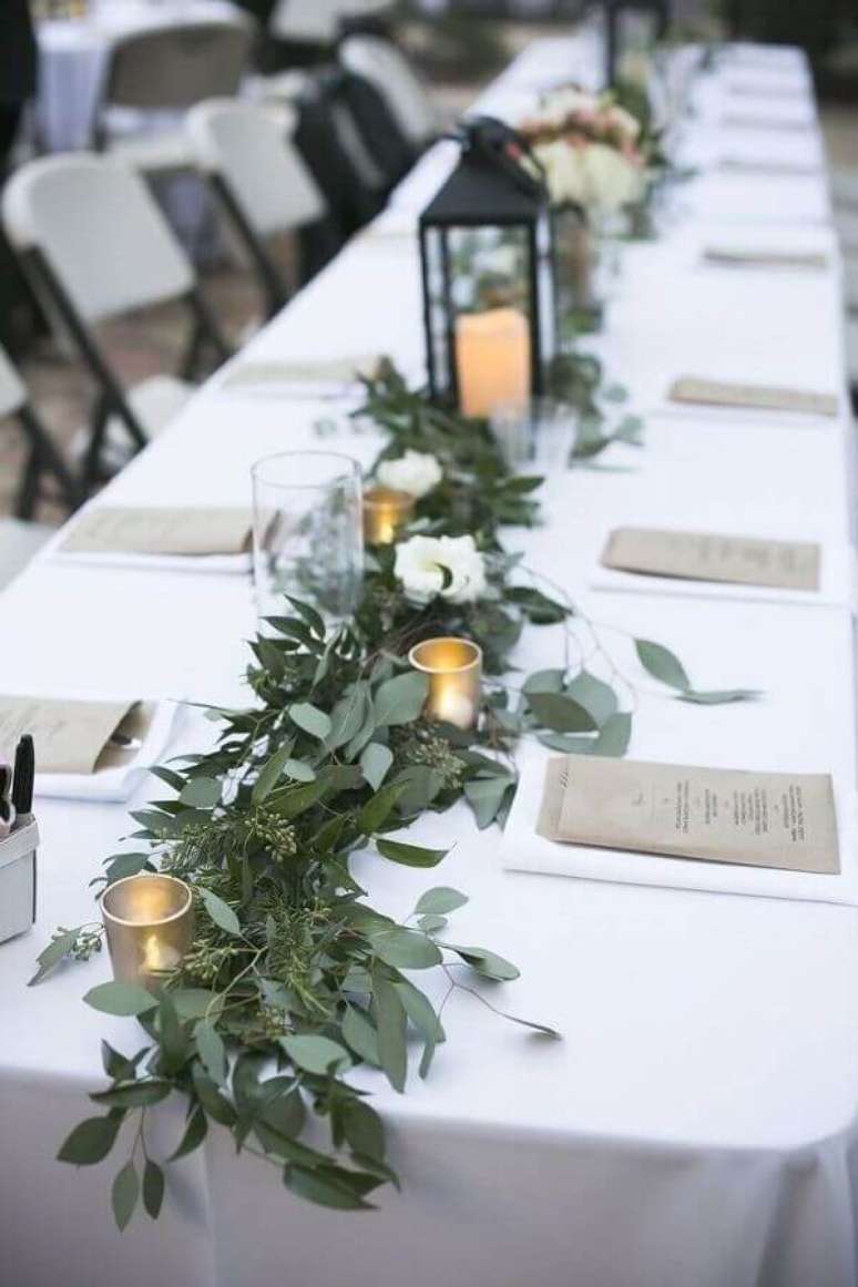 56. Mesa de anivers&aacute;rio de casamento decorada com folhagens e velas &ndash; Foto: Pinterest