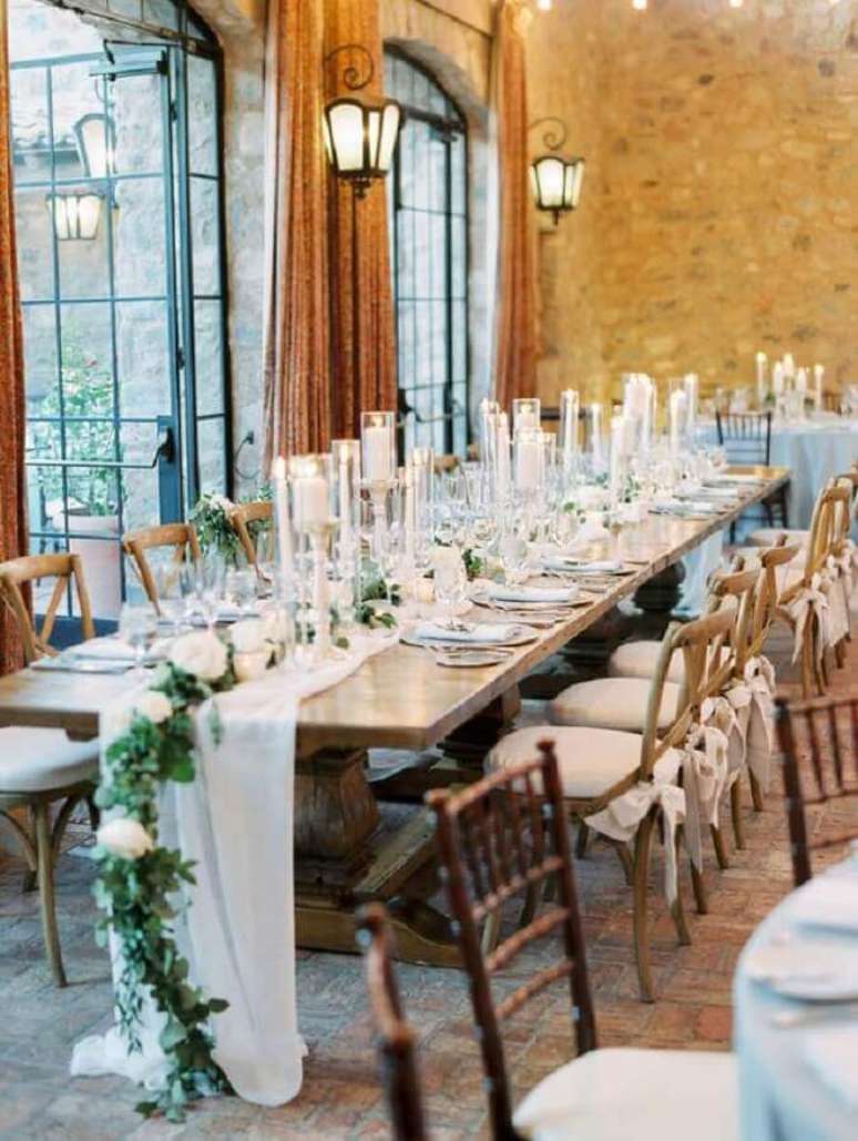 57. Decoração para mesa de aniversário de casamento com folhagens e rosas brancas – Foto: Glamour & Woods