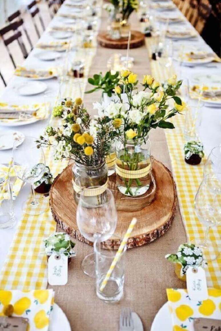 61. Mesa simples decorada para festa de aniversário de casamento – Foto: Premier Table Linens
