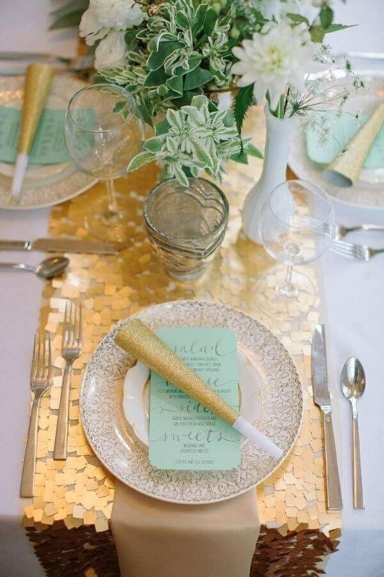 62. Mesa para aniversário de casamento bodas de ouro decorada em azul Tiffany e dourado – Foto: WeddingOmania