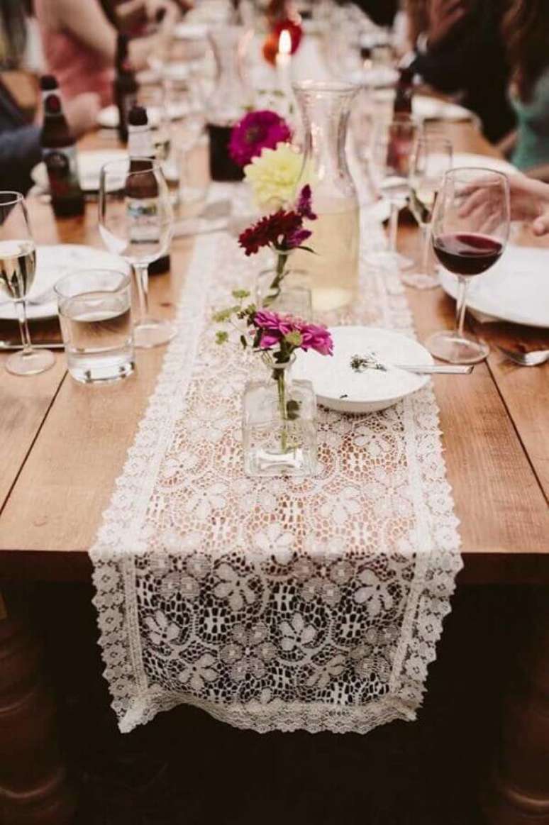 63. Mesa rústica para aniversário de casamento simples decorada com caminho de renda – Foto: Pinterest