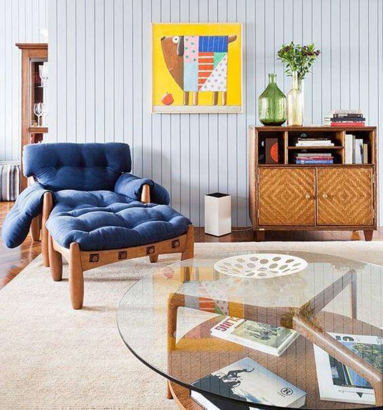 14. Poltrona mole azul na sala moderna – Foto: Casa e Jardim