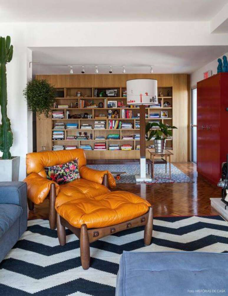 5. Poltrona mole mostarda decorando a sala de estar moderna – Foto: Histórias de Casa