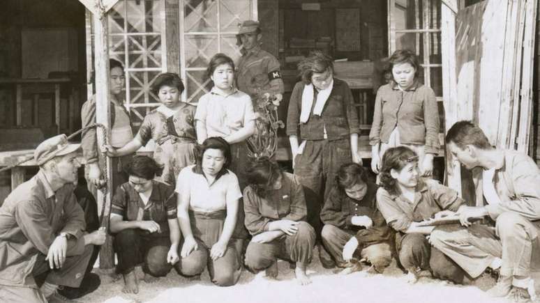 Estas mulheres coreanas foram encontradas pelos fuzileiros navais dos EUA em uma espécie de bordel na China em abril de 1945