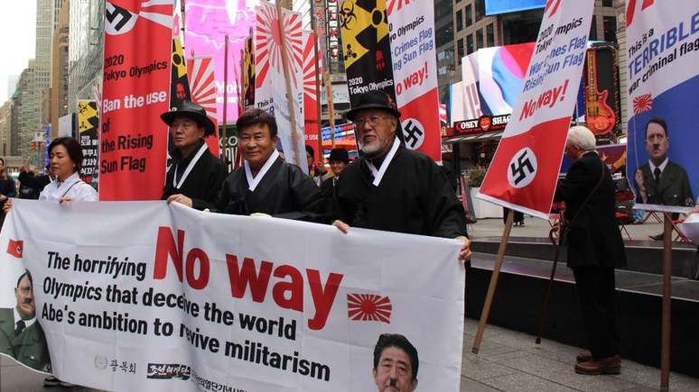 Sul-coreanos protestam contra a bandeira japonesa do sol nascente