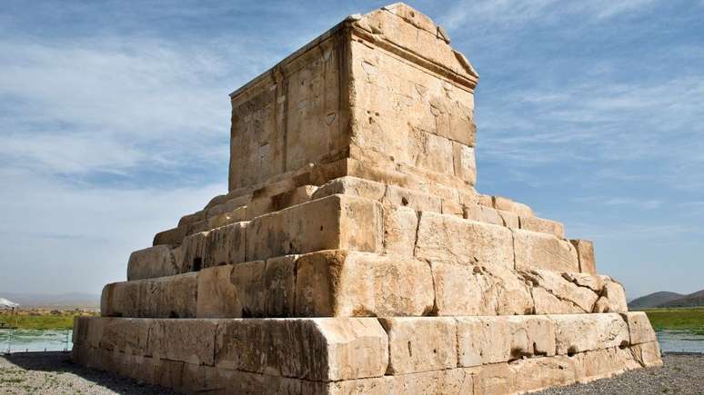 O mausoléu de Ciro é o símbolo da cidade de Pasárgada, considerada o berço do império persa