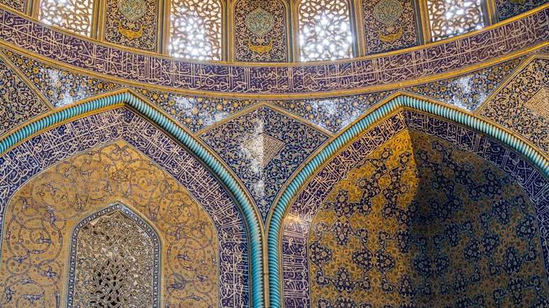 Os interiores da Grande Mesquita de Isfahan revelam a evolução arquitetônica desse tipo de construção no Irã