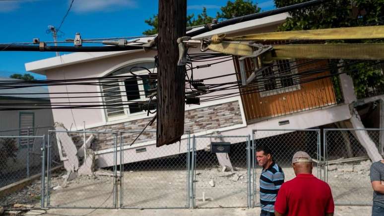 Casa derrubada por terremoto em Porto Rico; abalos perto da superfície são sentidos ainda mais intensamente