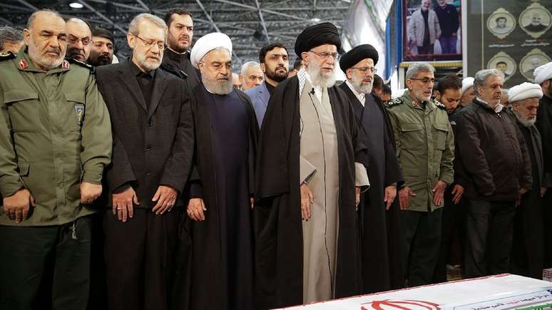 Funeral do general Soleimani teve ora&ccedil;&atilde;o liderada pelo pr&oacute;prio l&iacute;der supremo do Ir&atilde;, aiatol&aacute; Khamenei (na imagem, com microfone na lapela)