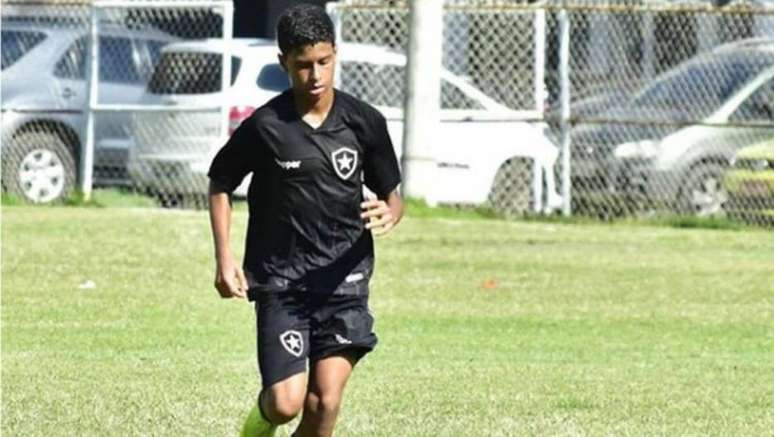 Botafogo acusa Athletico-PR de aliciamento de jogador da base