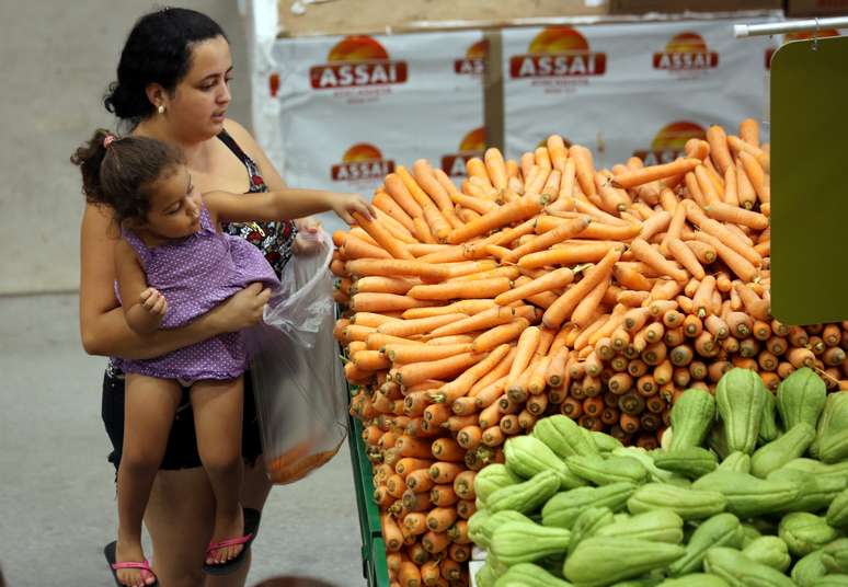 Mulher faz compras em supermercado de S&atilde;o Paulo
11/01/2017
REUTERS/Paulo Whitaker