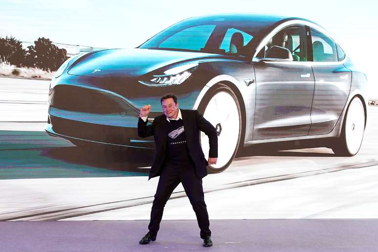 Elon Musk, presidente-executivo da Tesla, dança com entusiasmo durante evento de entrega de carros Model 3 produzidos em fábrica chinesa da empresa; Xangai, China; 07/01/2020. REUTERS/Aly Song
