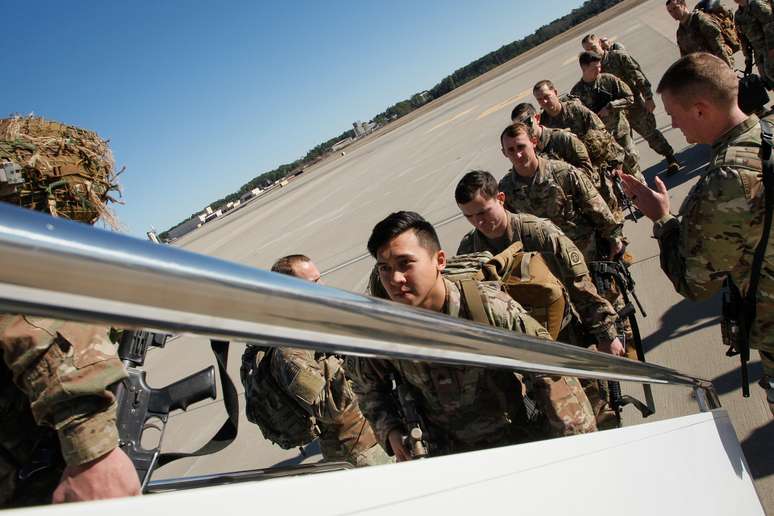 Paraquedistas dos EUA embarcam em direção ao Oriente Médio
05/01/2020
Exército dos EUA/Spc. Hubert Delany III/Divulgação via REUTERS