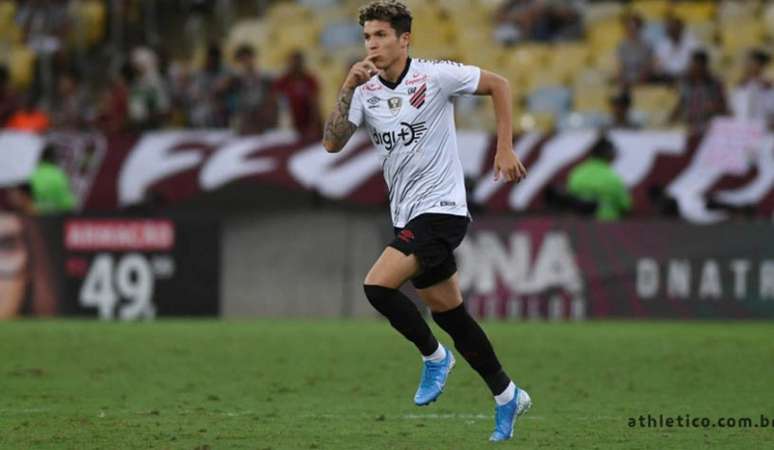 Meia em ação pelo Athletico Paranaense (Foto: Miguel Locatelli/Athletico-PR)