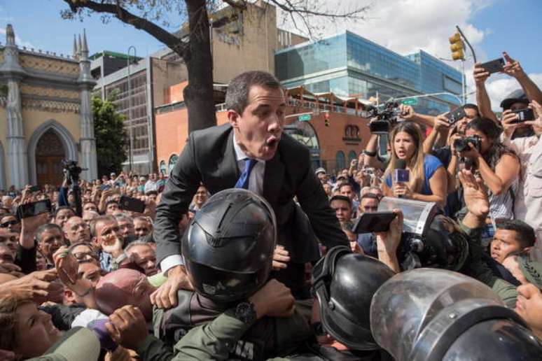 Juan Guaidó força entrada na Assembleia Nacional da Venezuela, em Caracas