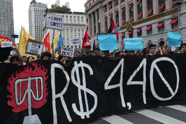 Manifestantes participam de protesto do Movimento Passe Livre (MPL) contra o aumento na tarifa do transporte público em São Paulo.