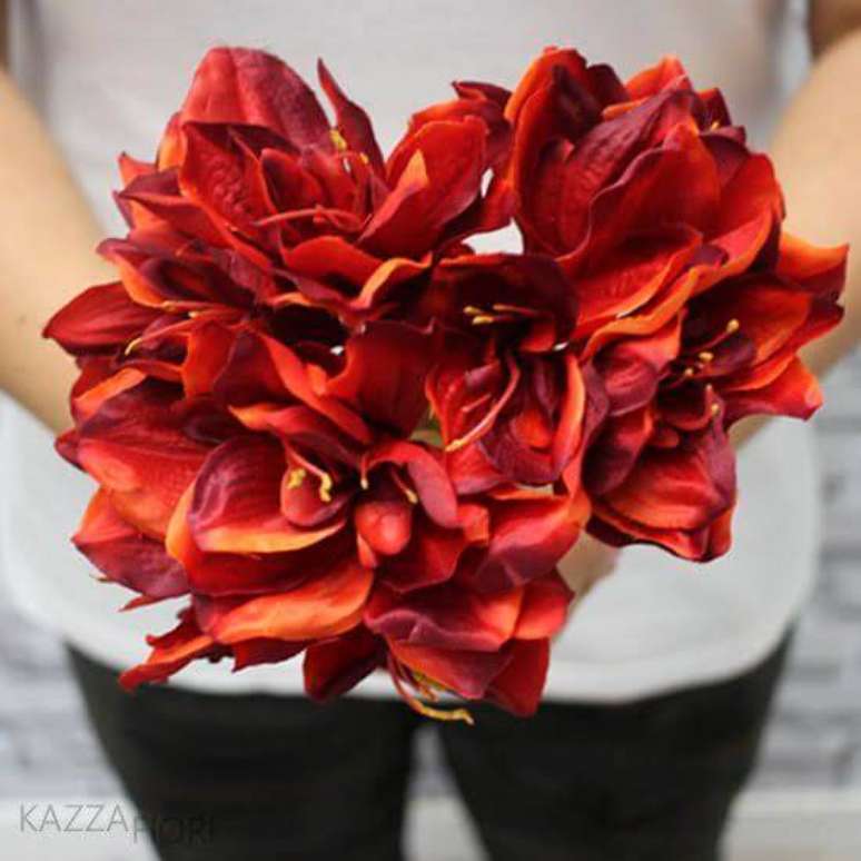 54. Flores vermelhas amarílis – Via: Kazza Flori