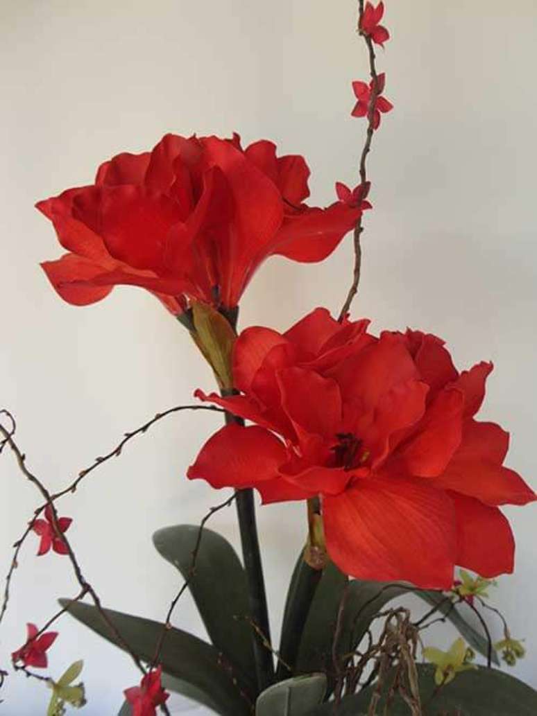 55. Flores vermelhas para usar na decoração de sala de estar – Via: Pinterest