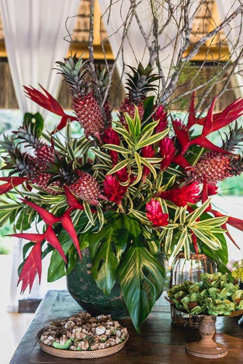 58. Arranjos de flores vermelhas para decoração tropical – Via: Pinterest