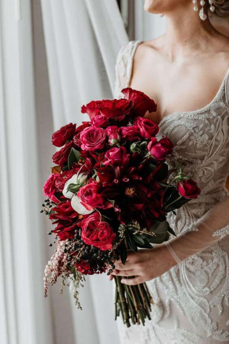 7. Buquê de flores vermelhas com rosas e peônias – Via: Pinterest
