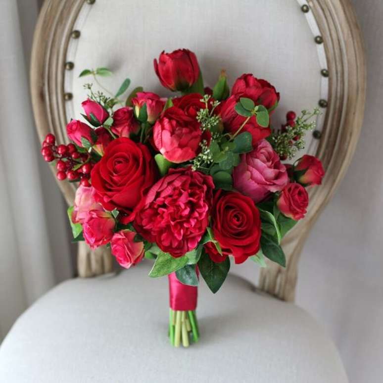 66. Buquê de flores vermelhas para casamento, composto por rosas e cravos – Via: Pinterest
