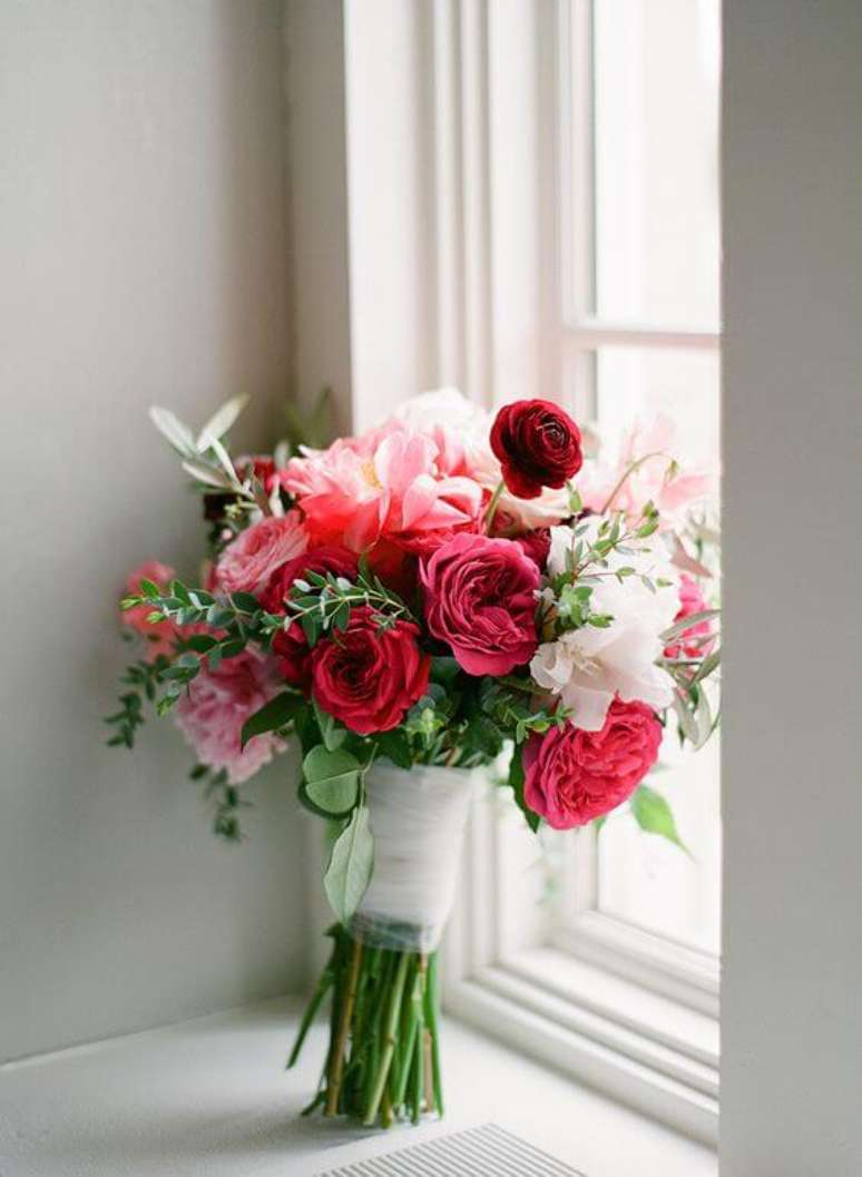 67. Buquê de flores vermelhas para casamento – Via: Ruffled Blog