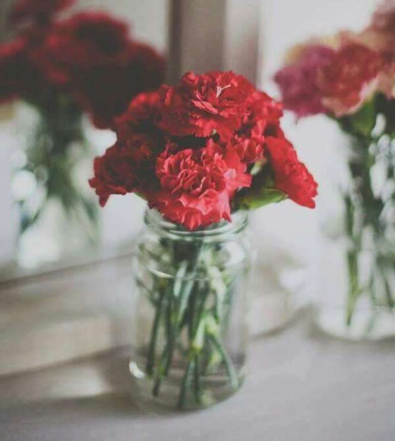 71. Cravo na decora&ccedil;&atilde;o com flores vermelhas &ndash; Via: We Heart It