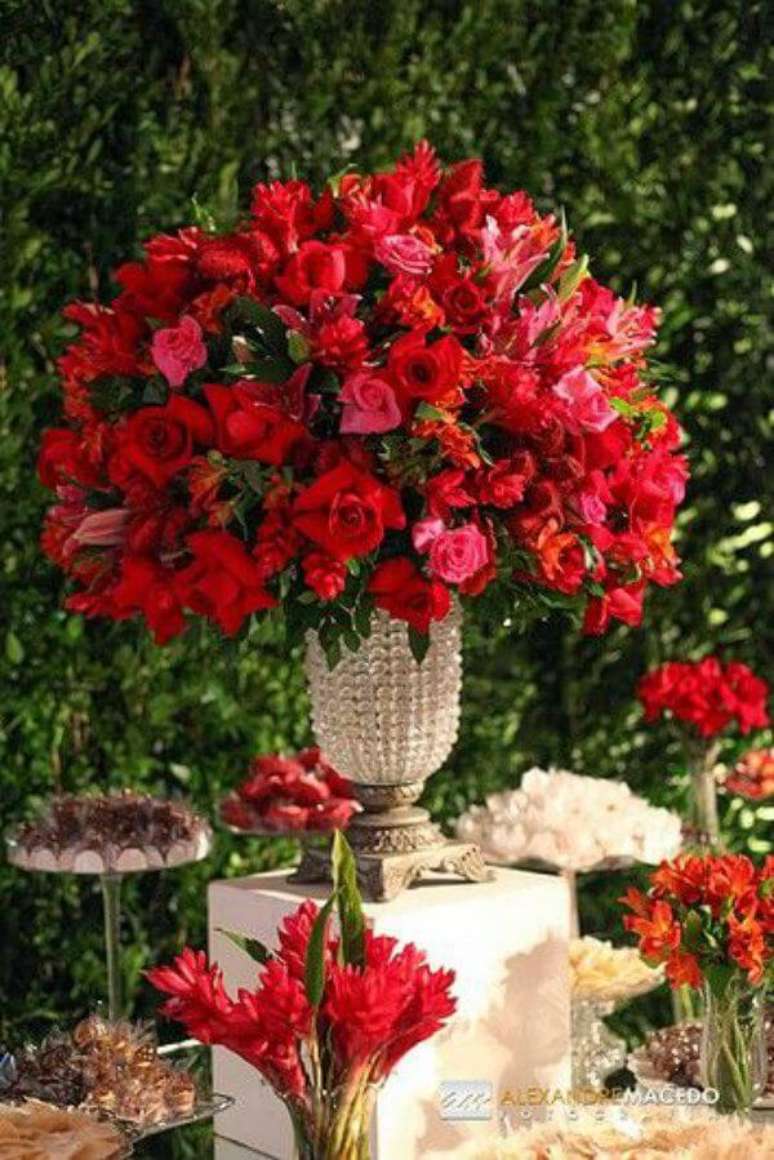 61. Cravos na decoração de casamento com flores vermelhas – Via: Alexandre Macedo