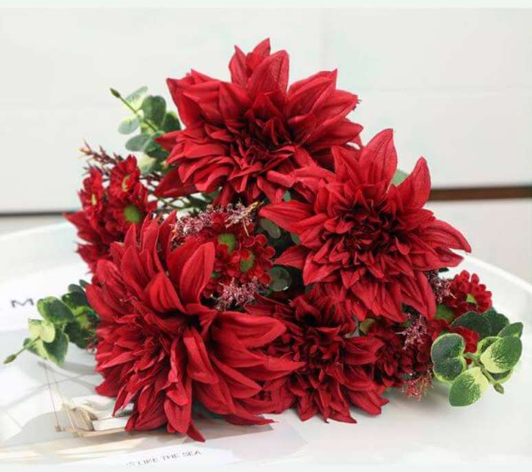 19. Flores vermelhas do tipo dália negra – via: DHGate