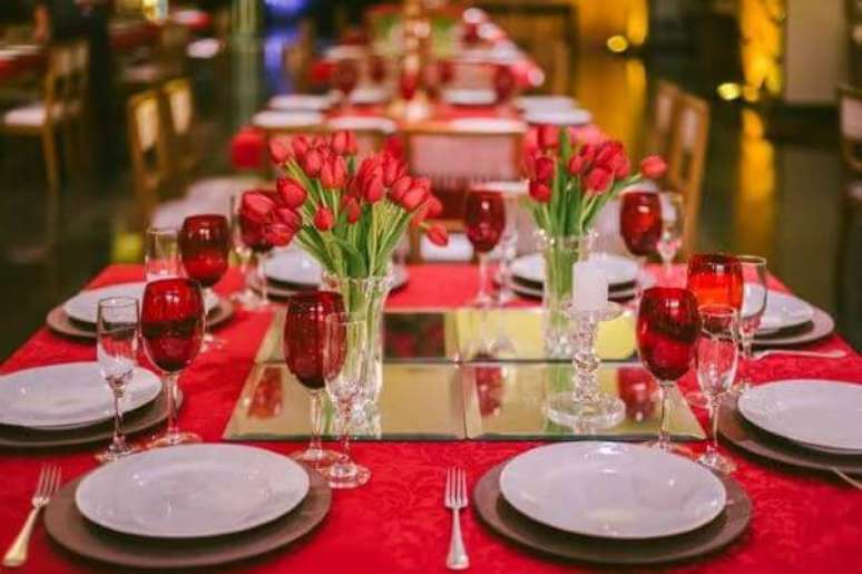 21. Decoração de jantar com flores vermelhas – Via: Pinterest