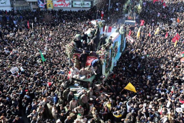 Tumulto em funeral de Soleimani deixa ao menos 35 mortos