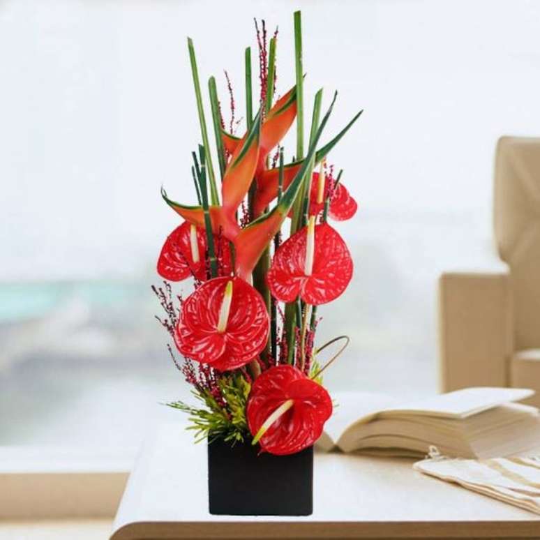 11. As flores vermelhas são lindas para decorar a sala de estar – Via: Pinterest