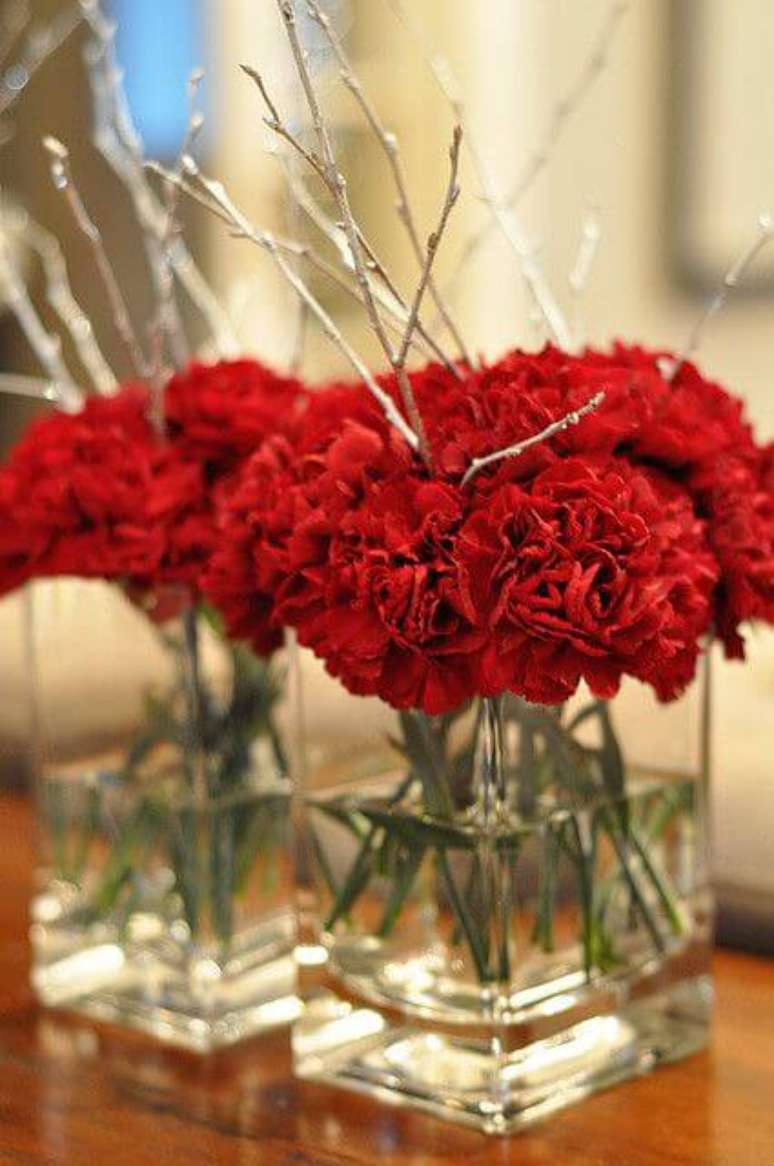 9. Flores vermelhas como centro de mesa – Via: Pinterest