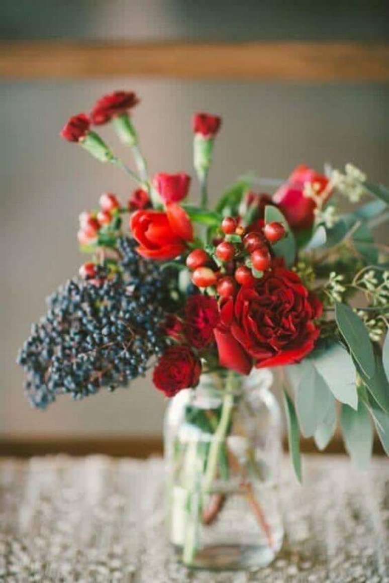 29. Flores vermelhas na decoração de casa simples e linda – Via: Pinterest