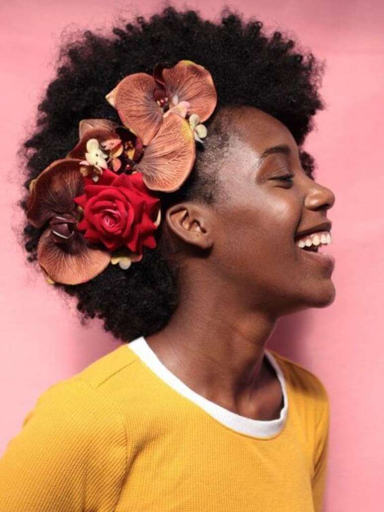 32. Flores vermelhas para usar no cabelo &ndash; Foto: Goffer