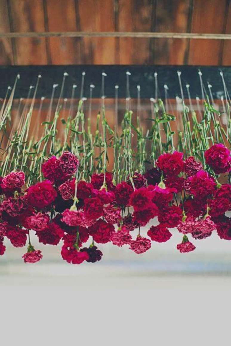 35. Flores vermelhas no teto para decorar uma festa &ndash; Via: Pinterest