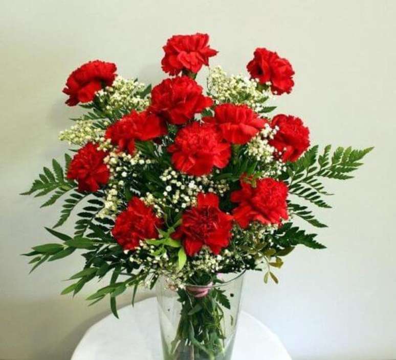 36. Vaso de flores vermelhas – Via: Pinterest