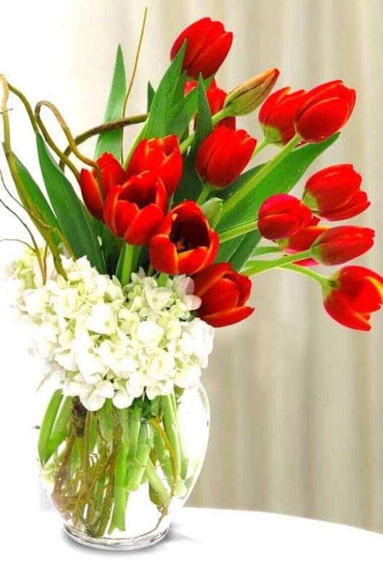 38. Flores vermelhas para decoração da sala de estar – Via: Pinterest