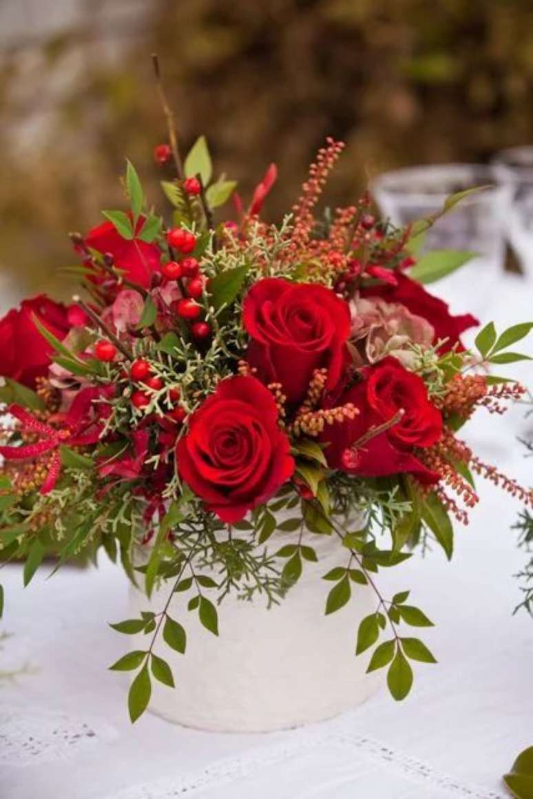 39. Flores vermelhas na mesa de jantar – Via: Pinterest